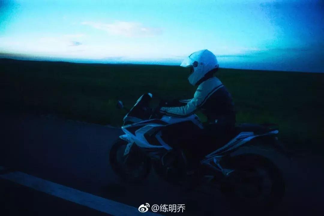 一个整天不正经的人,一个不正经的年轻人