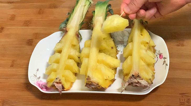 菠萝的正确切法把头和尾切掉,教你菠萝的新做法