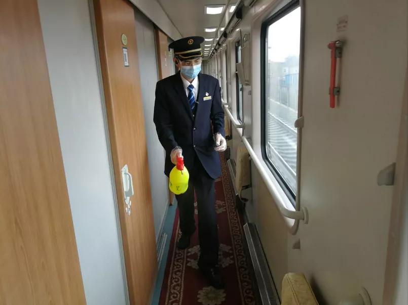 武汉“解封”后首趟返哈列车抵达哈尔滨西站