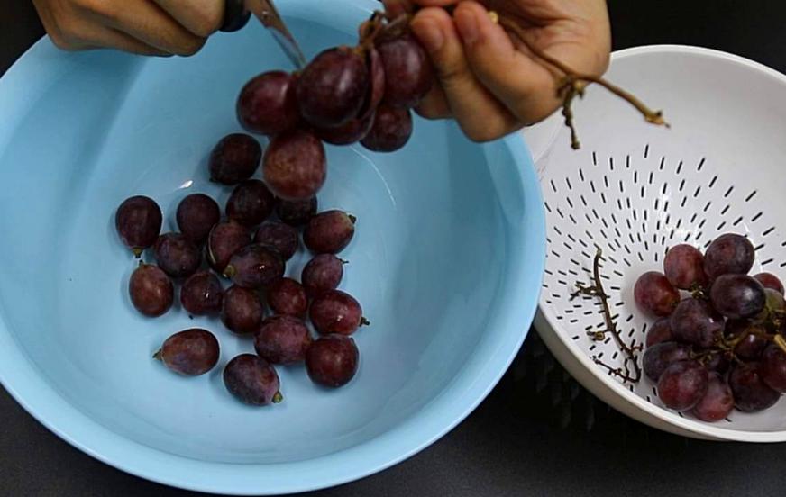 洗葡萄用盐水洗吗,葡萄怎么洗才能去除虫卵