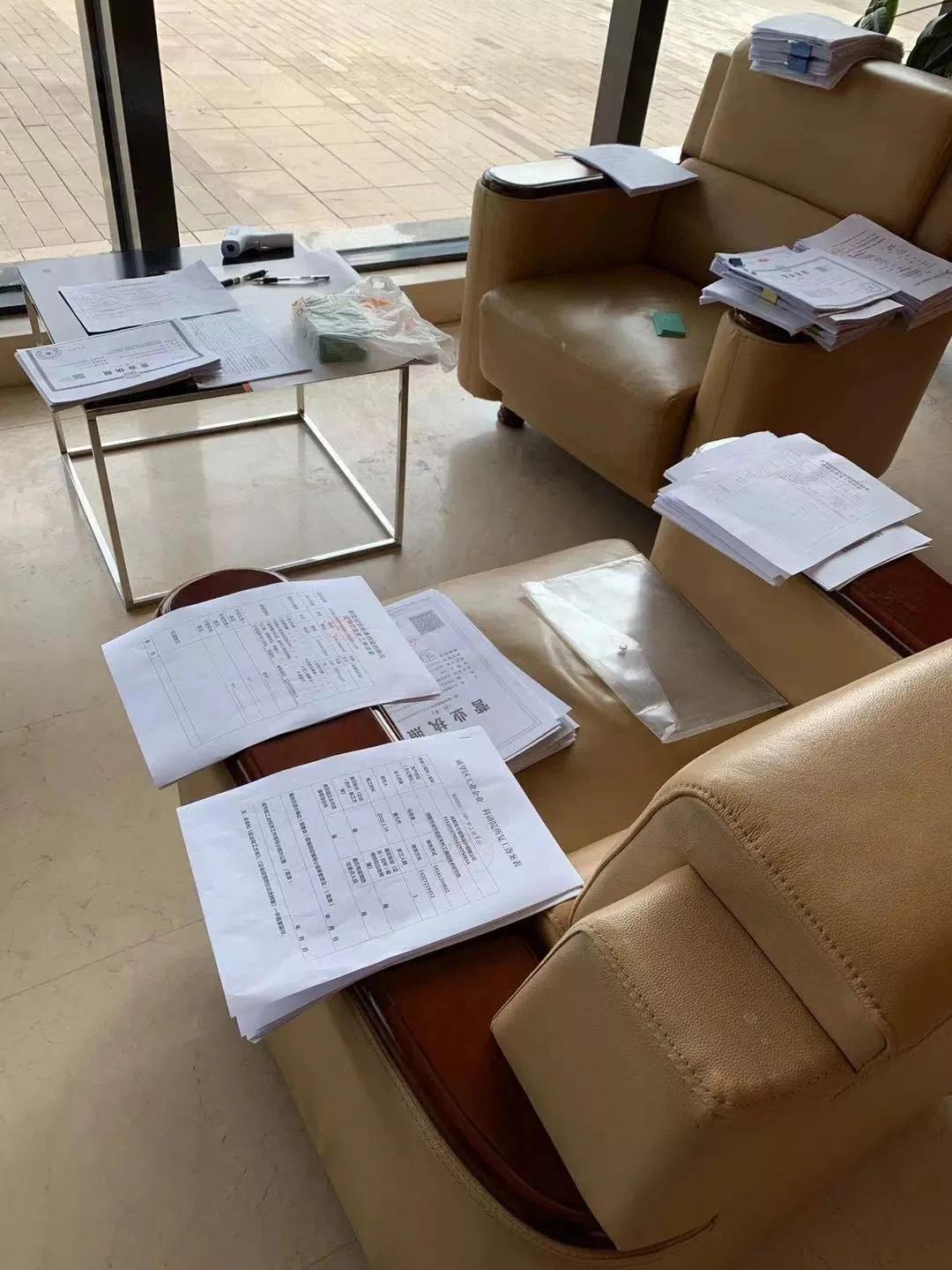 成都台青李伟国回蓉复工“人肉”带回一箱防疫物资