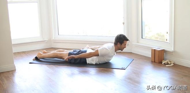 “公狗腰”out了,现在流行的是“鲨鱼线”▷每日一练