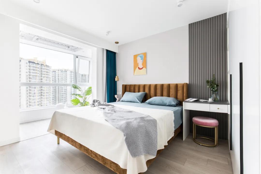 带阳台的卧室就这样装真的别犹豫,带阳台的卧室窗帘怎么装实用好看