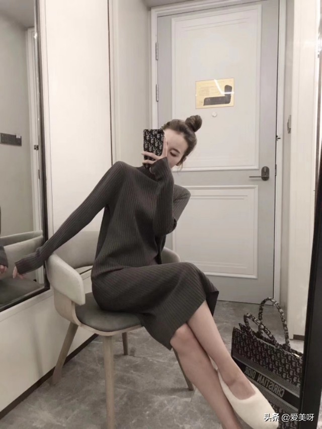 深灰色大衣搭配什么颜色毛衣好看,大衣里配什么暖和又洋气