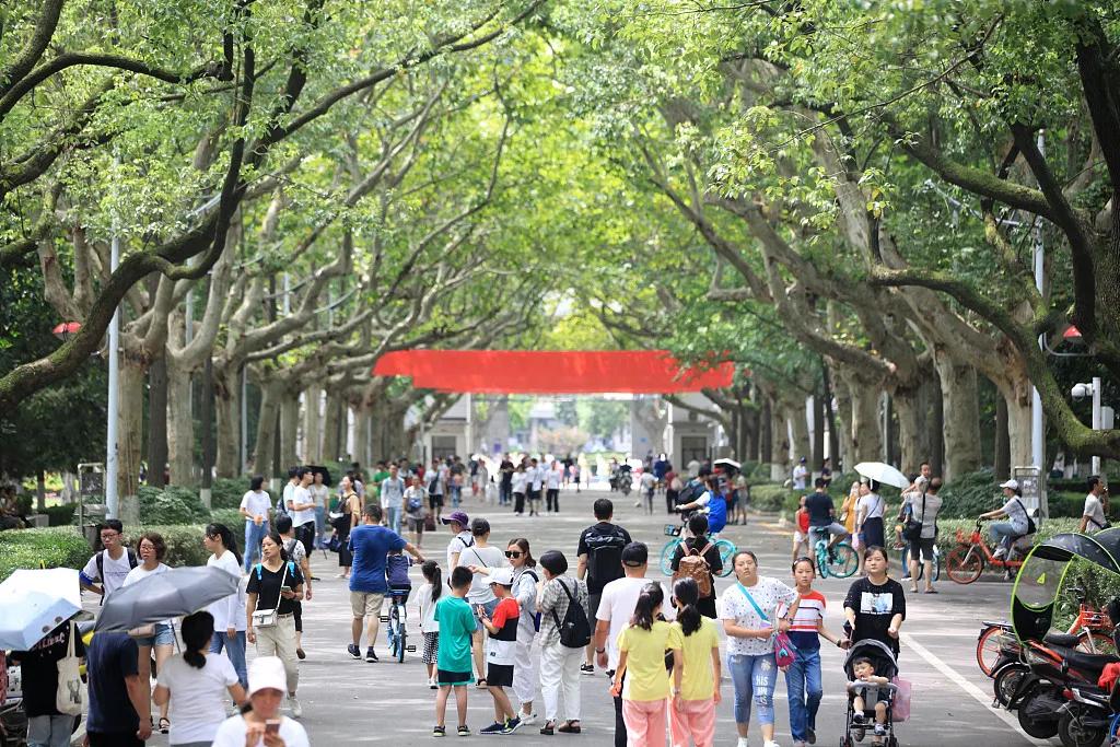 在上海买一套房子然后出租,在上海卖掉一套房子买三房