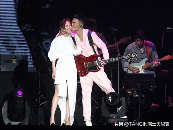 李荣浩杨丞琳求婚后首次同框,李荣浩杨丞琳跨年演唱会完整版