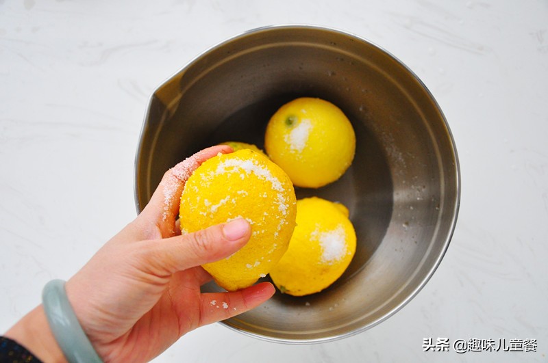 这种水果放电饭煲里煮一煮，嗓子痛和咳嗽都喝好了，成本才几块钱