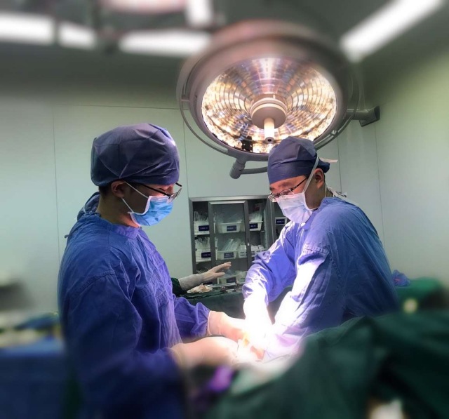 男孩患严重阑尾炎,孩子腹痛当回事当心急性阑尾炎