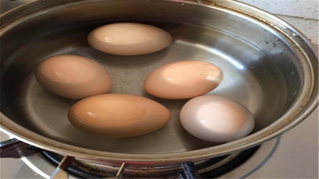 煮鸡蛋好剥壳的正确方法,煮鸡蛋不破壳的秘诀