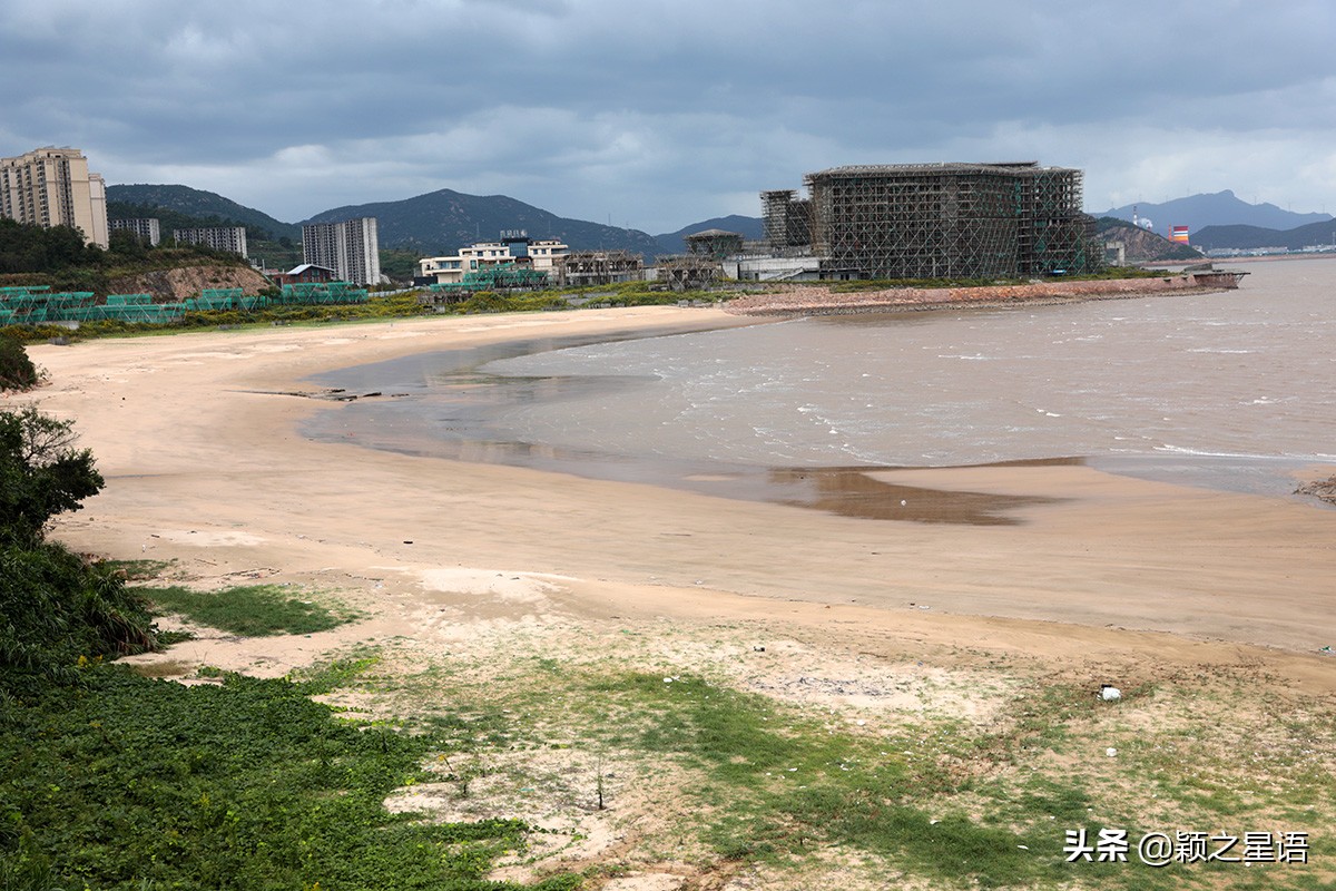 象山居然藏着如此美丽的沙滩，免费游玩，恒大烂尾楼堪称一景