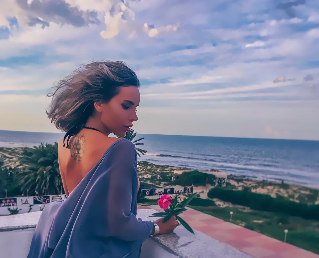 俄罗斯性感女王温柔和坚毅的融合，休闲+简约+高贵的多种穿搭风