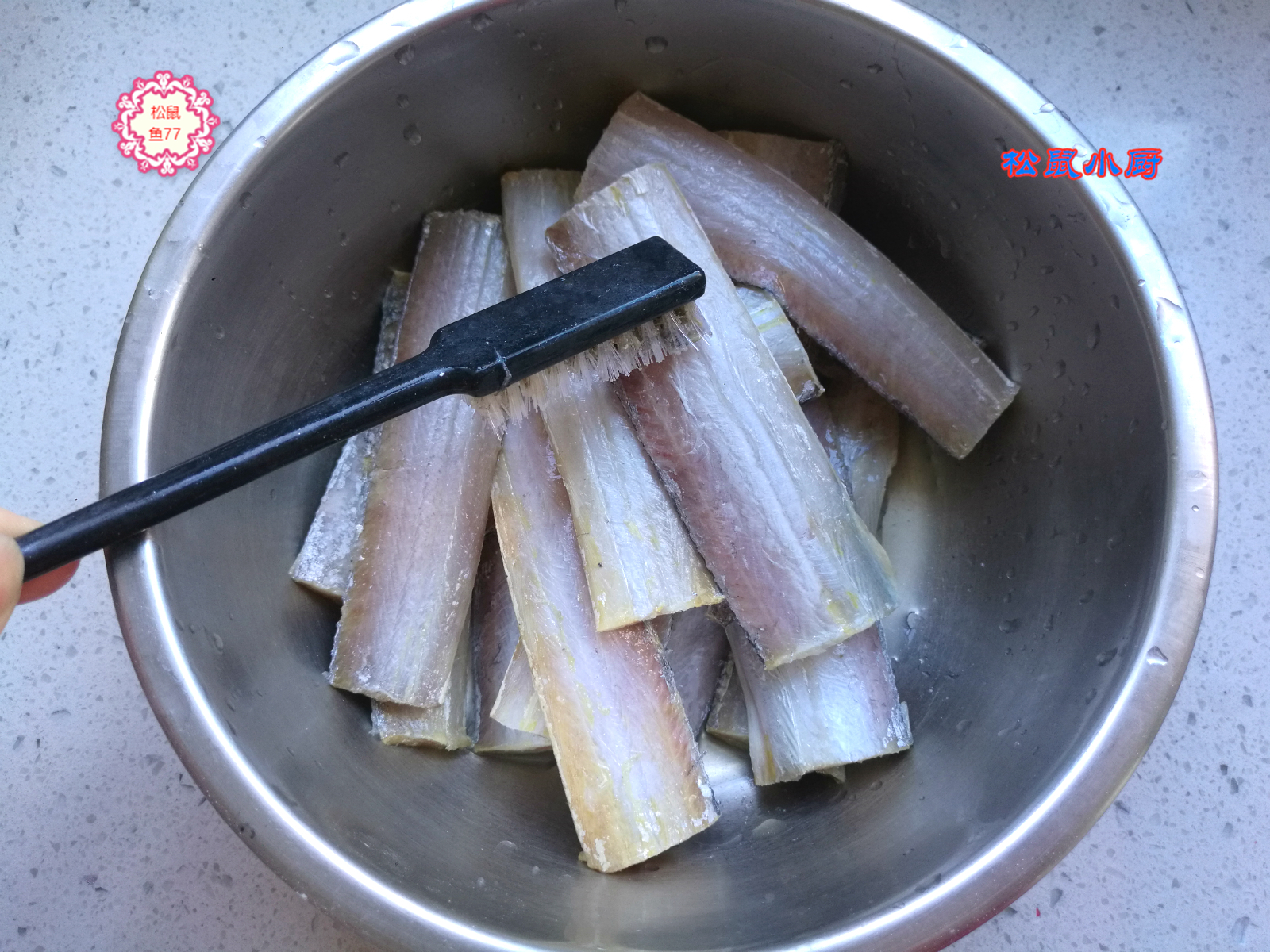 煎炸带鱼怎么做又松又脆,怎样把带鱼的骨刺炖酥