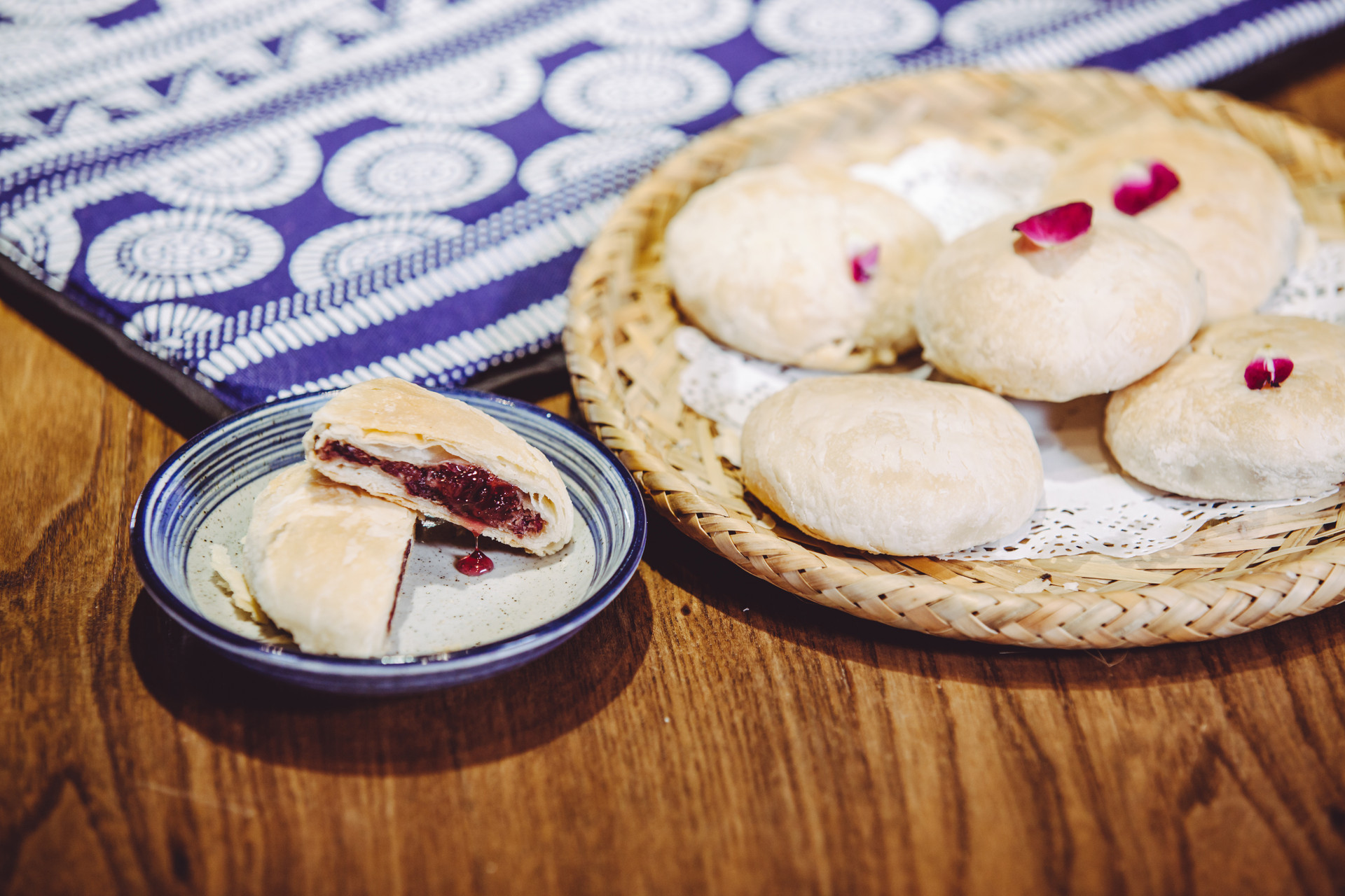 不用去云南也能吃到正宗鲜花饼了,没去过大理却吃到了大理鲜花饼
