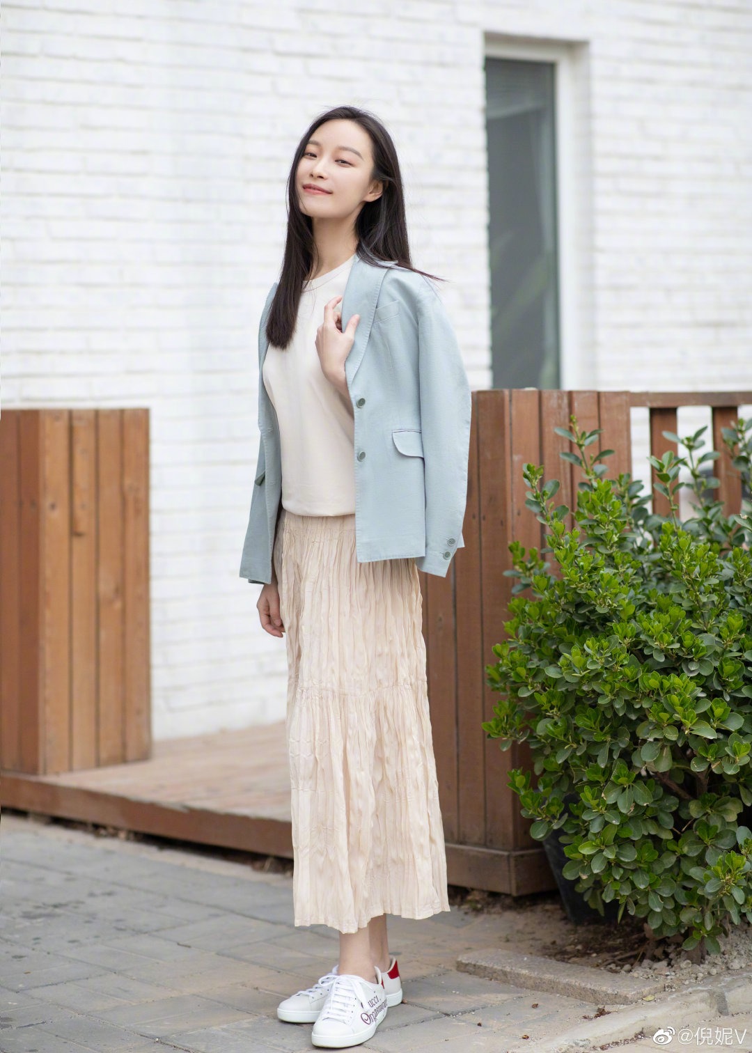 倪妮红裙子同款穿搭,倪妮同款复古黑裙穿搭