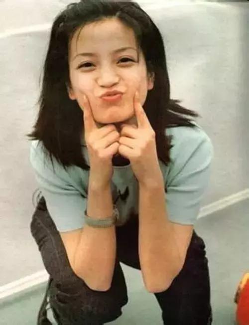 小花妹妹不打马赛克了！抱着邓超的手有点害羞，不笑是因为孙俪