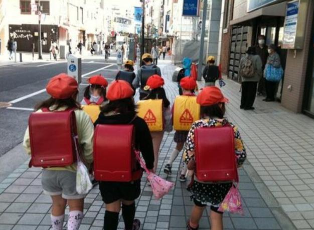日本小学生的书包要装些什么,揭秘每个日本小学生的书包