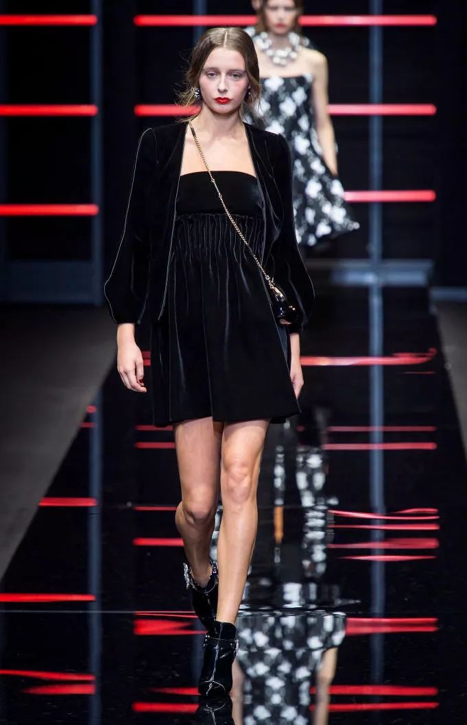 丝绒打底秋冬高级感 (今年秋冬丝绒要火高级又显气质)