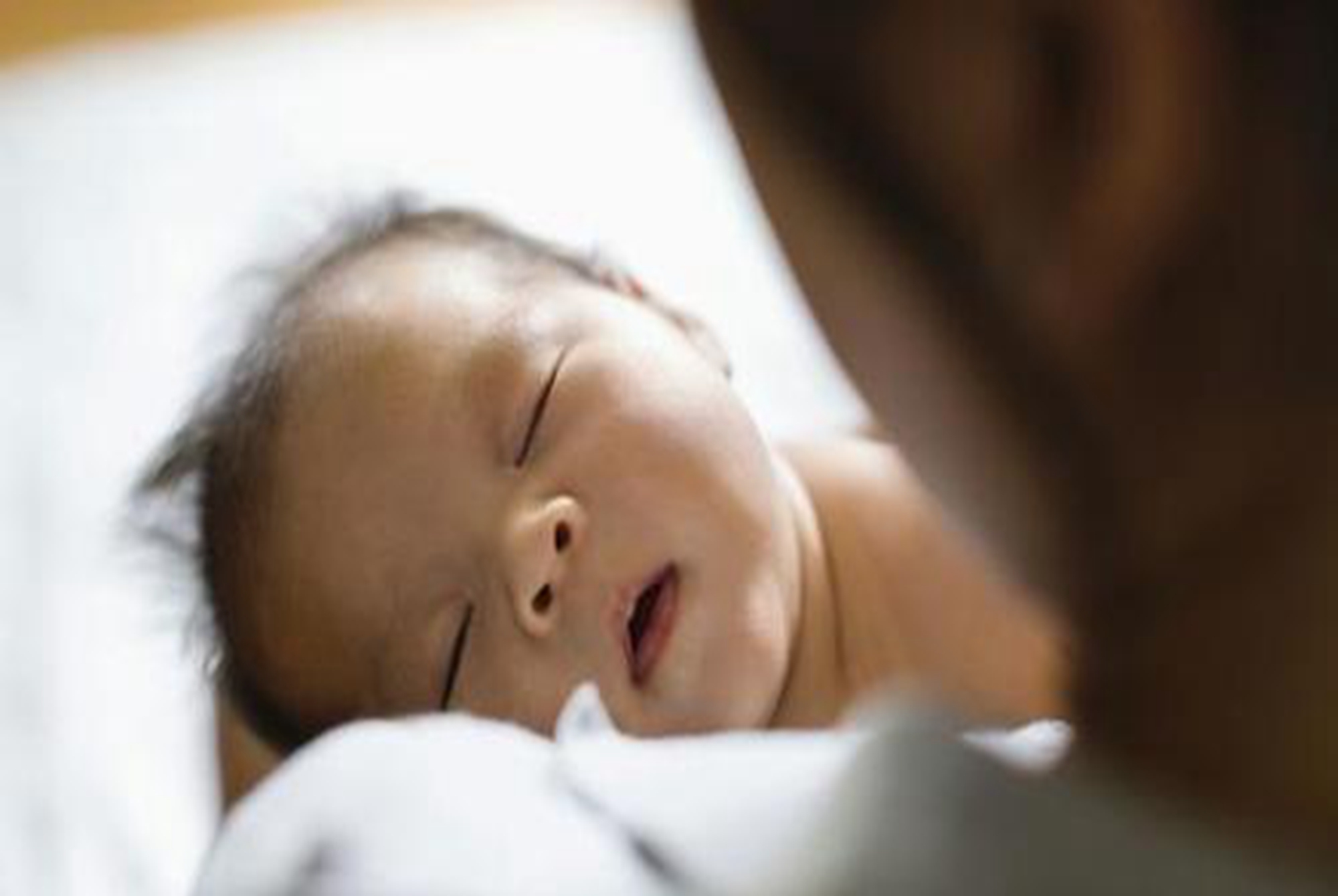 喜欢奶睡抱睡的宝宝更频繁夜醒,宝宝奶睡导致频繁夜醒怎么办