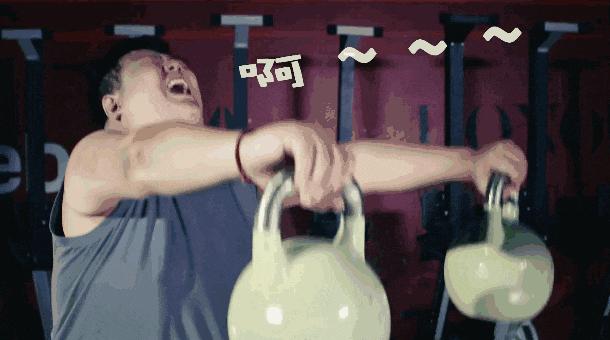 初中生体育马步深蹲,体育课100个抱头深蹲