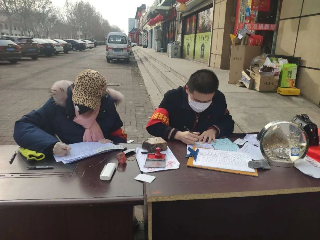 老党员率先垂范坚守疫情防控一线,党员率先垂范筑牢社区疫情防线