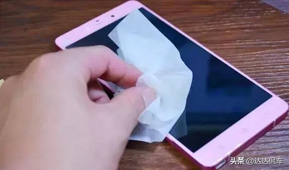 把花露水倒到手机上会怎么样,花露水不小心喷到手机上会怎样