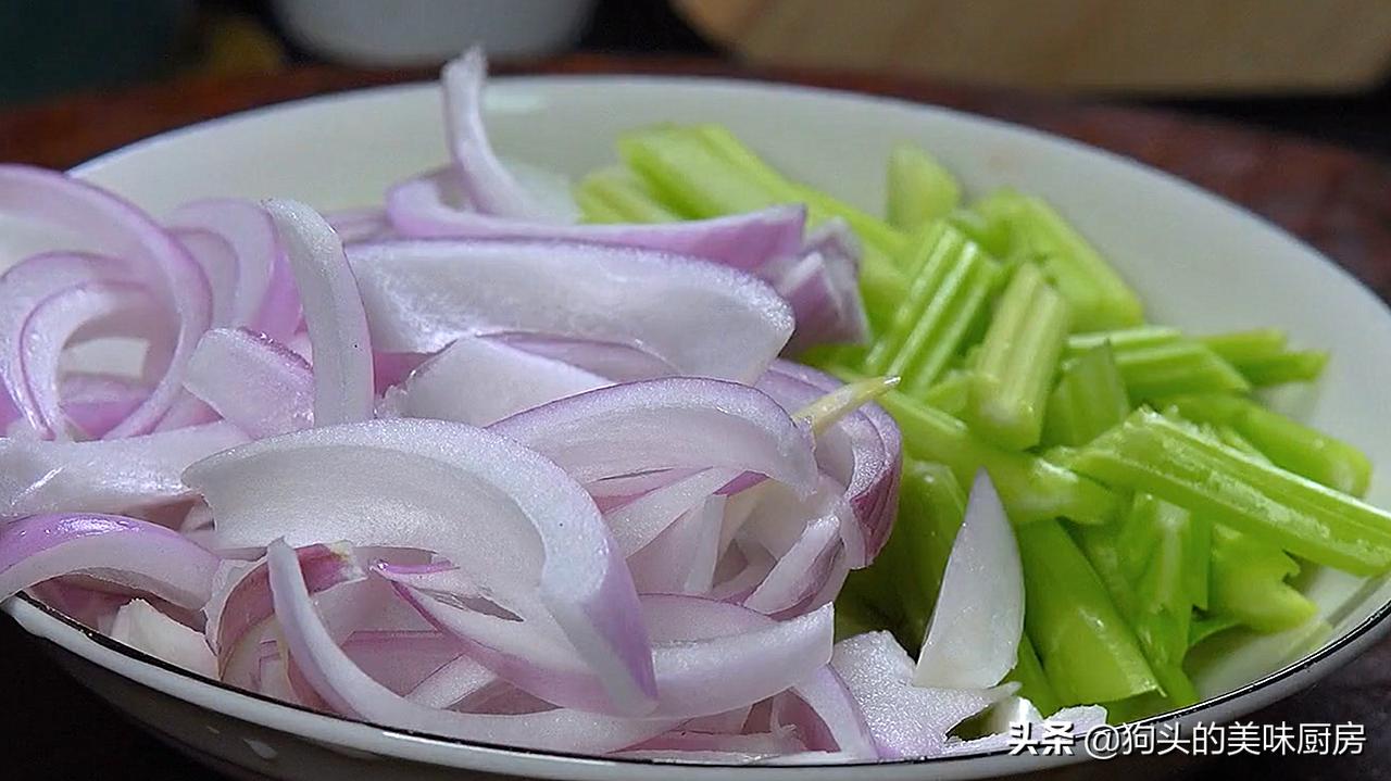 香辣过瘾的新疆米粉,怎么做又香又辣又好吃的米粉