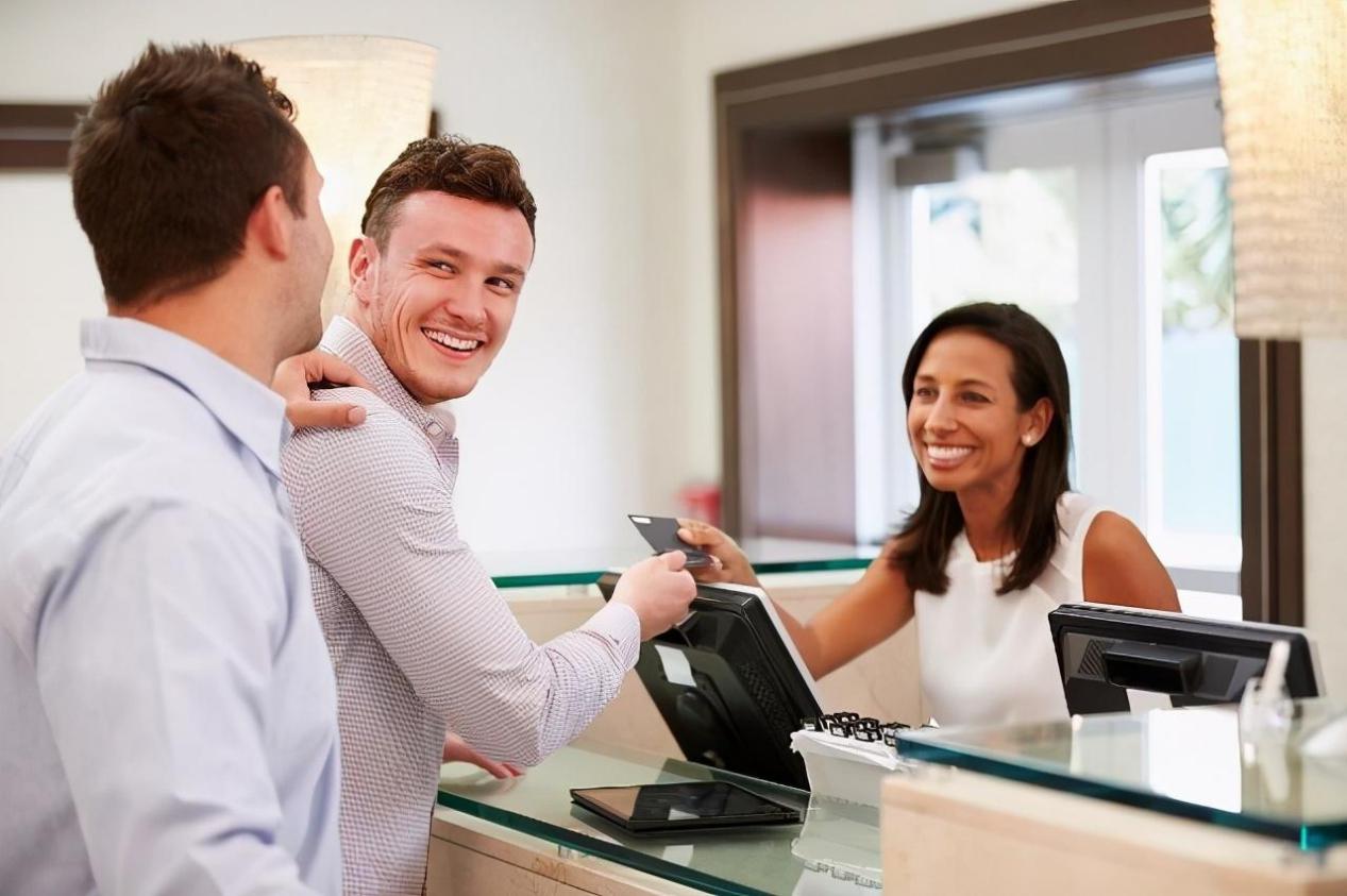 不爱说话爱占便宜的同事,遇到爱占公司便宜的同事要不要管