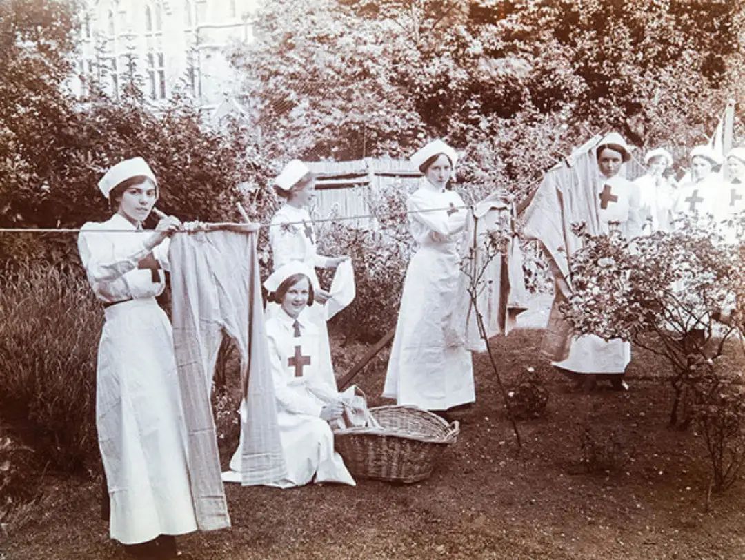 谁才是真正的“女版伊顿”？英国网友吵翻了