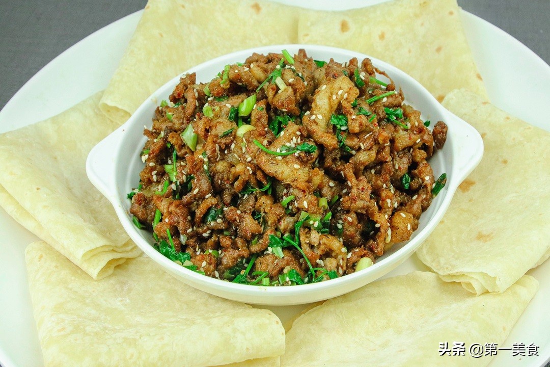 孜然羊肉用羊肉片还是羊肉卷好吃,煮熟的羊肉爆炒的做法孜然羊肉