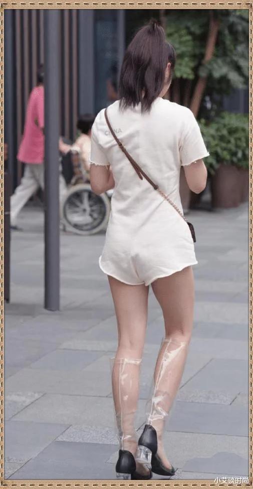 连体衣加透明雨鞋,美女是去逛街还是捕鱼