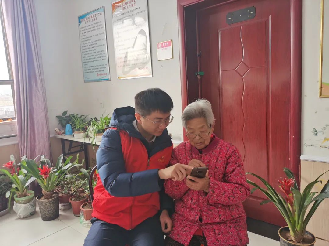 大家评价下,韩奶奶自己网购的唐装好看不