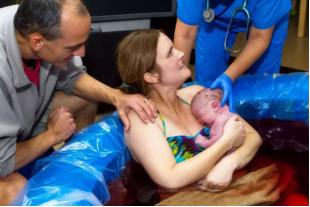 女星谢依霖晒水中分娩“血水”照每一对母子，都是生死之交