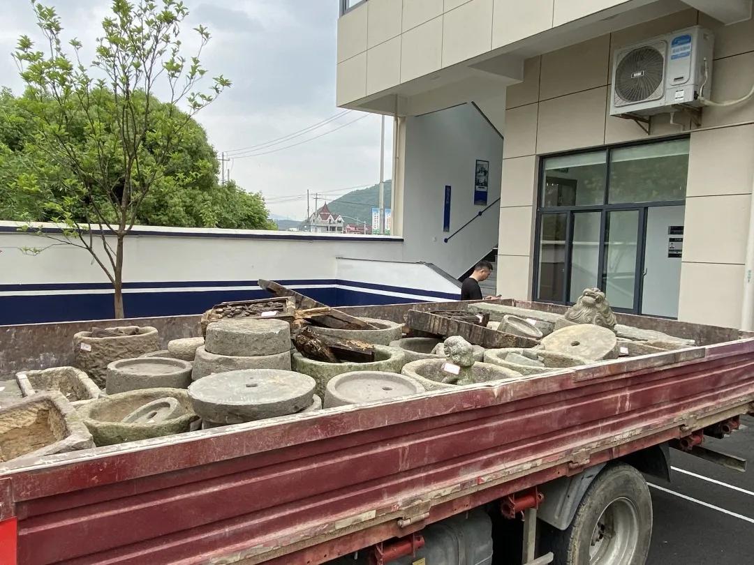 杭州5名男子偷石头,男子连偷12个井盖卖500