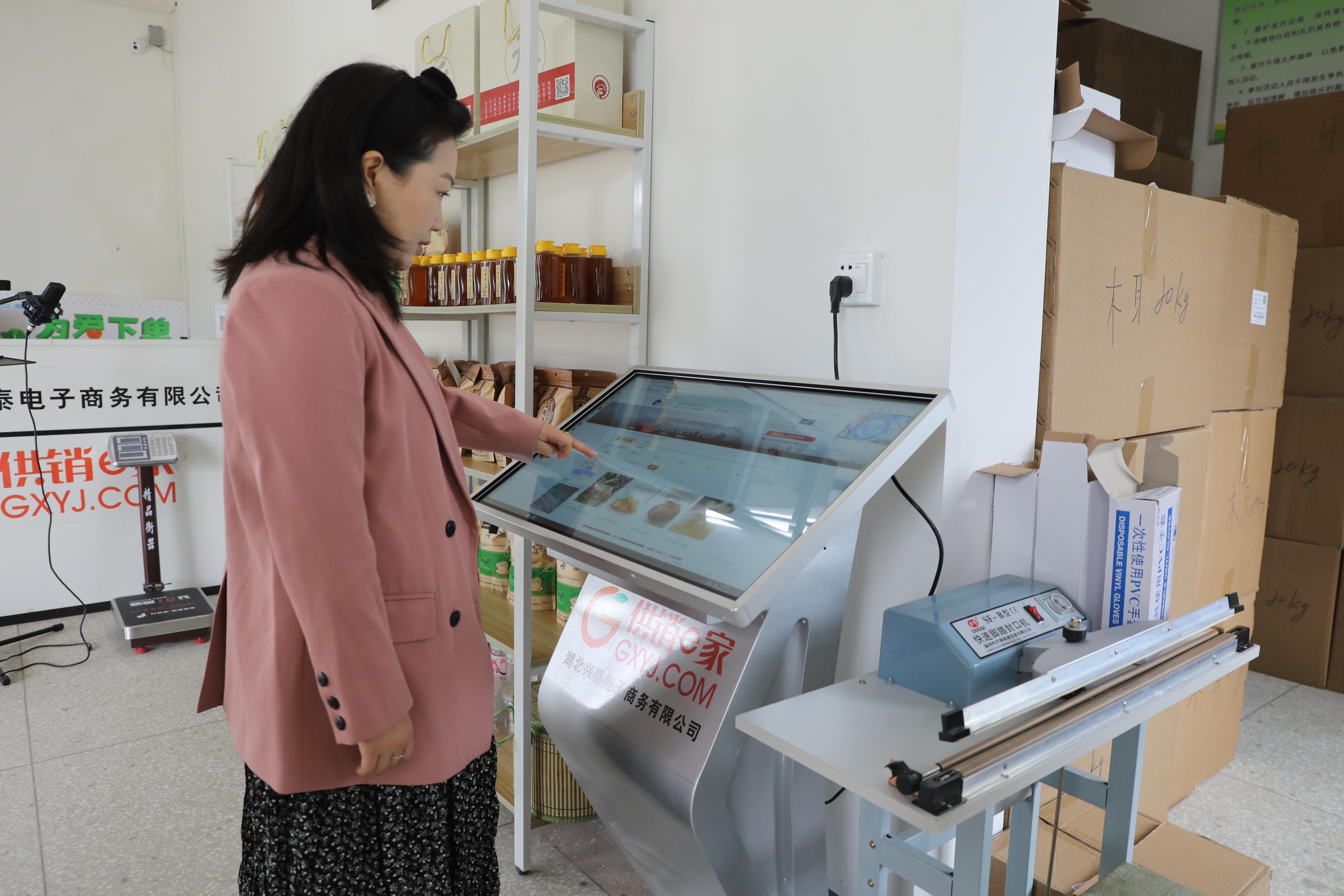 做服务群众的带头人,帮农助农民做先锋