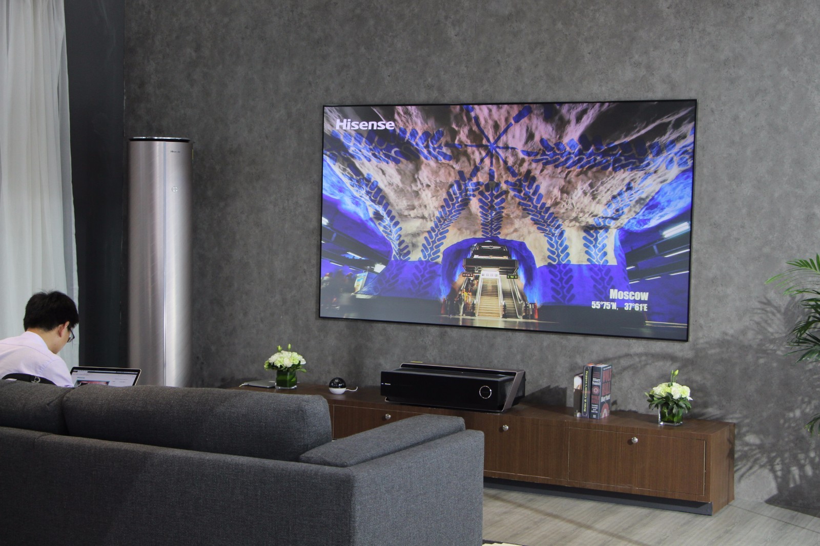 100寸液晶电视与激光电视对比,85寸的选液晶电视还是激光电视