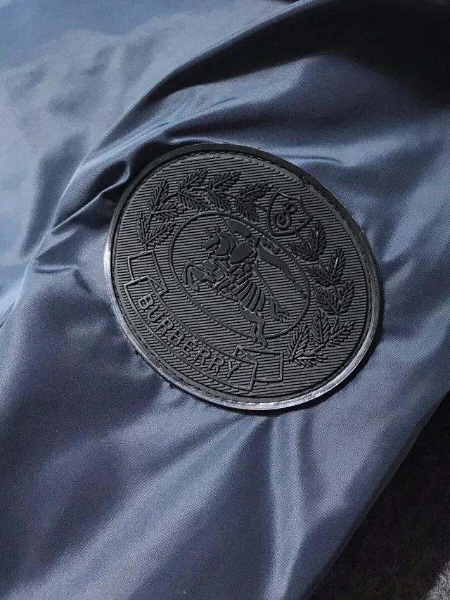 普拉达通勤服,普拉达蓝色条纹衣服多少钱