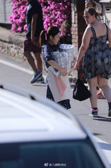 热巴瘦到极致,热巴黑色吊带锁骨突出