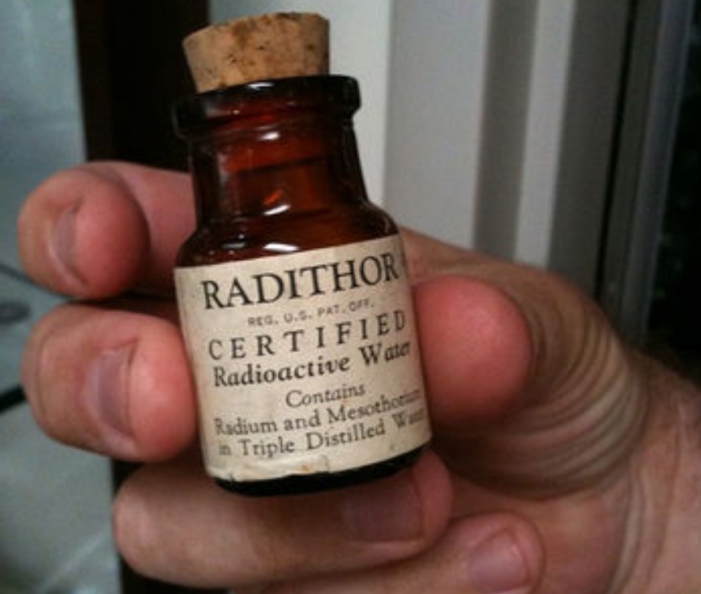 吃一口核废料会怎样?外国富豪把镭当补药,连喝1400瓶含镭药水