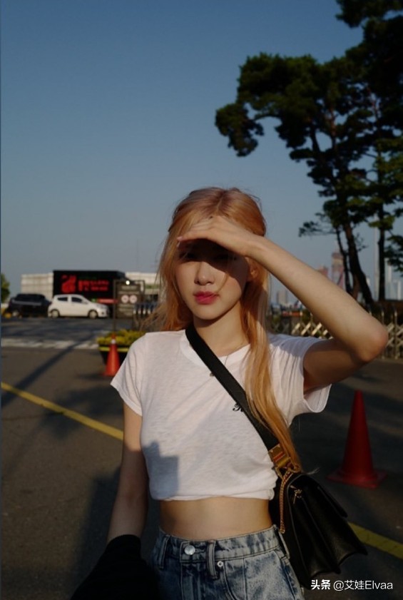 朴彩英牛仔裤扭胯惊呆成员,朴彩英穿搭破500万