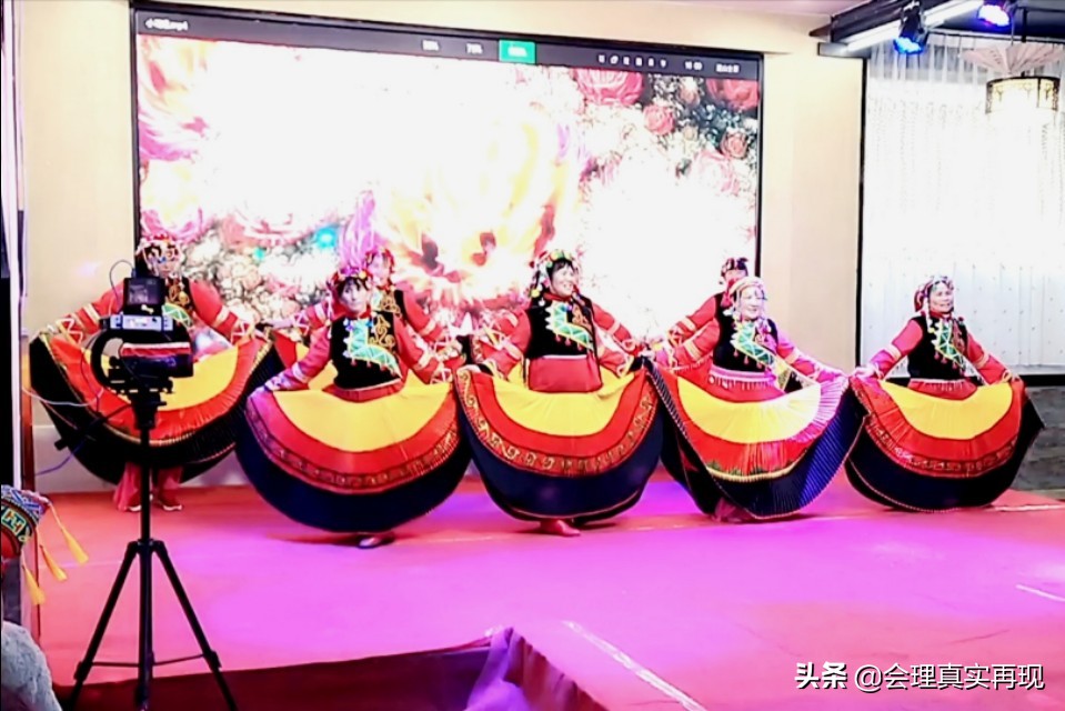 四川会理几百人涌向龙腾小区，小区人真好奇，到底发生啥事了？