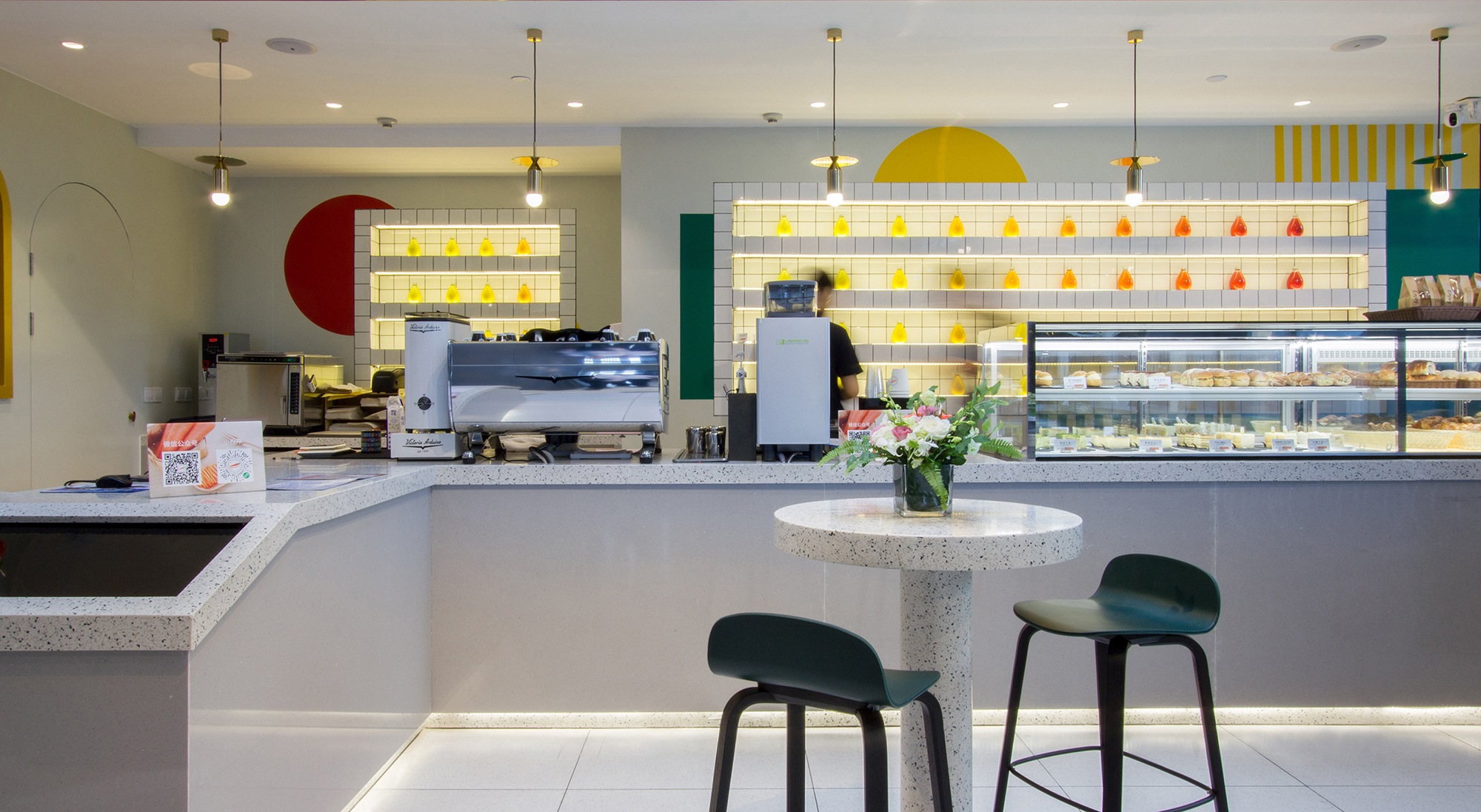 我们在办公大楼里建造了一座通透新鲜的果汁氧吧