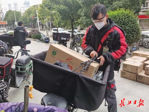 顺丰小哥主动申请回汉保障快递收寄，全市107个顺丰营业点寄收业务已全面恢复