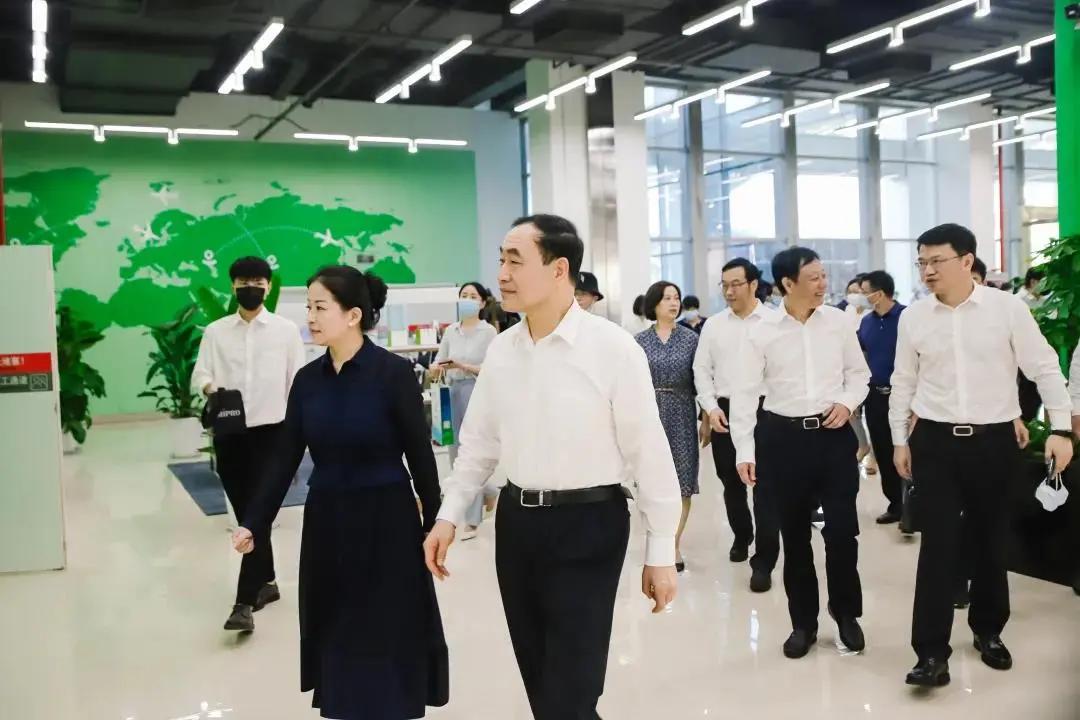 跨境电商入驻万达广场,五万平方米的购物广场