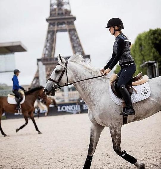 霍启刚郭晶晶带着孩子去赚零花钱,霍启刚晒儿女擦车