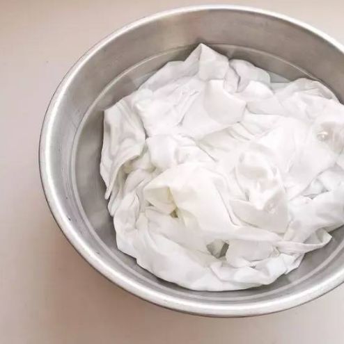 纯棉t恤白色发黄用什么办法洗,白t恤穿久了发黄怎么变白