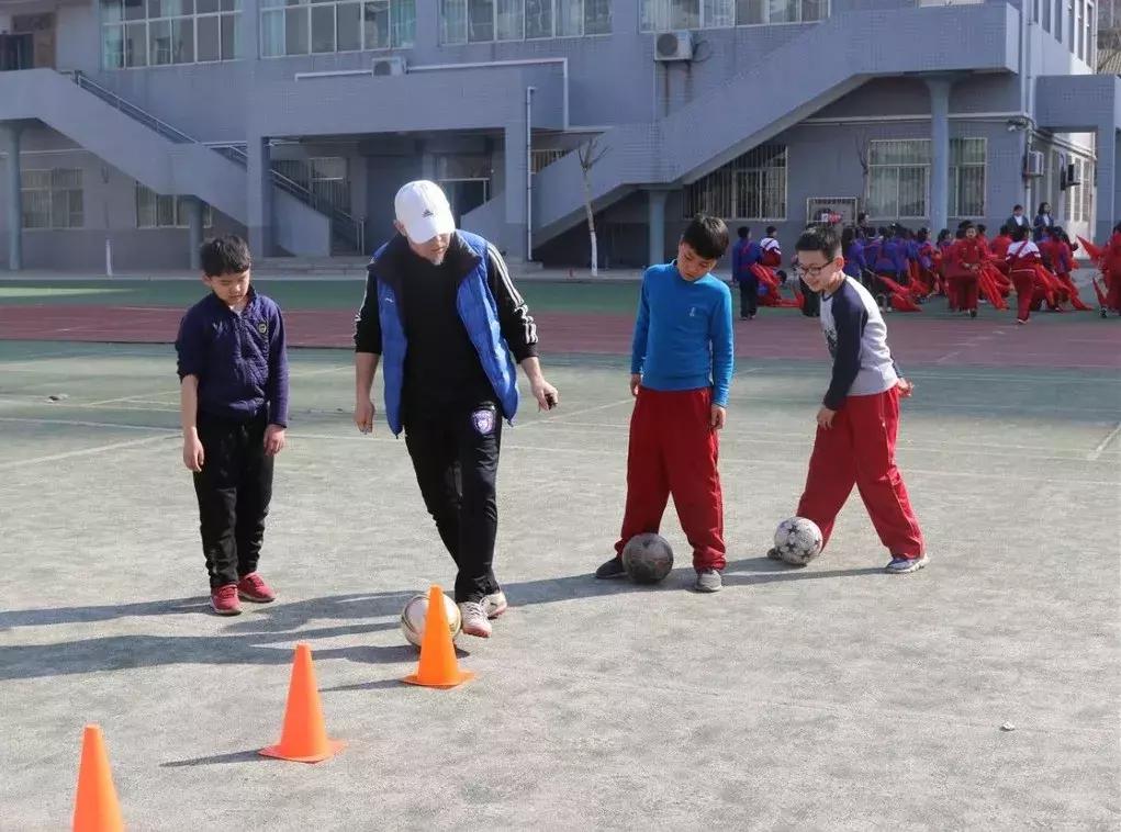 【我们都是追梦人】超越梦想再出发——记市青少年足球俱乐部创始人闫东（图）