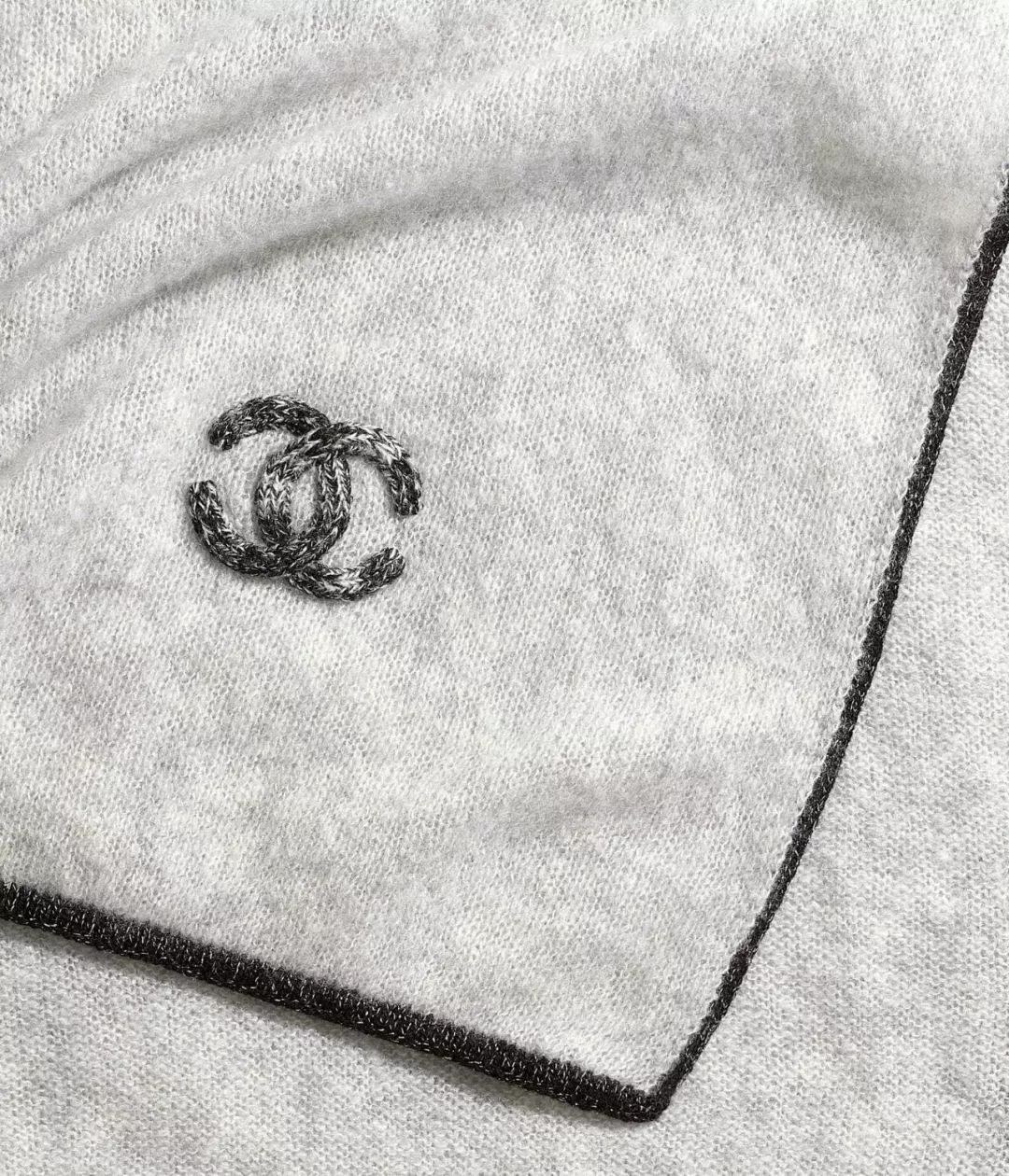 今年流行三角式的围巾,今年流行啥子颜色的围巾