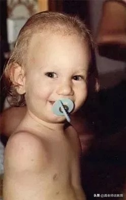 没有四肢的生命斗士,他没有腿但他却能坚强地站起来