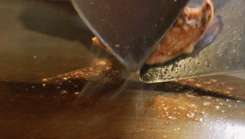 铁板多次烧红会怎么样,铁板上面放油一烧就蒸发了