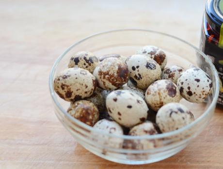 鹌鹑蛋怎么做才能好剥壳,怎样剥鹌鹑蛋又快又好